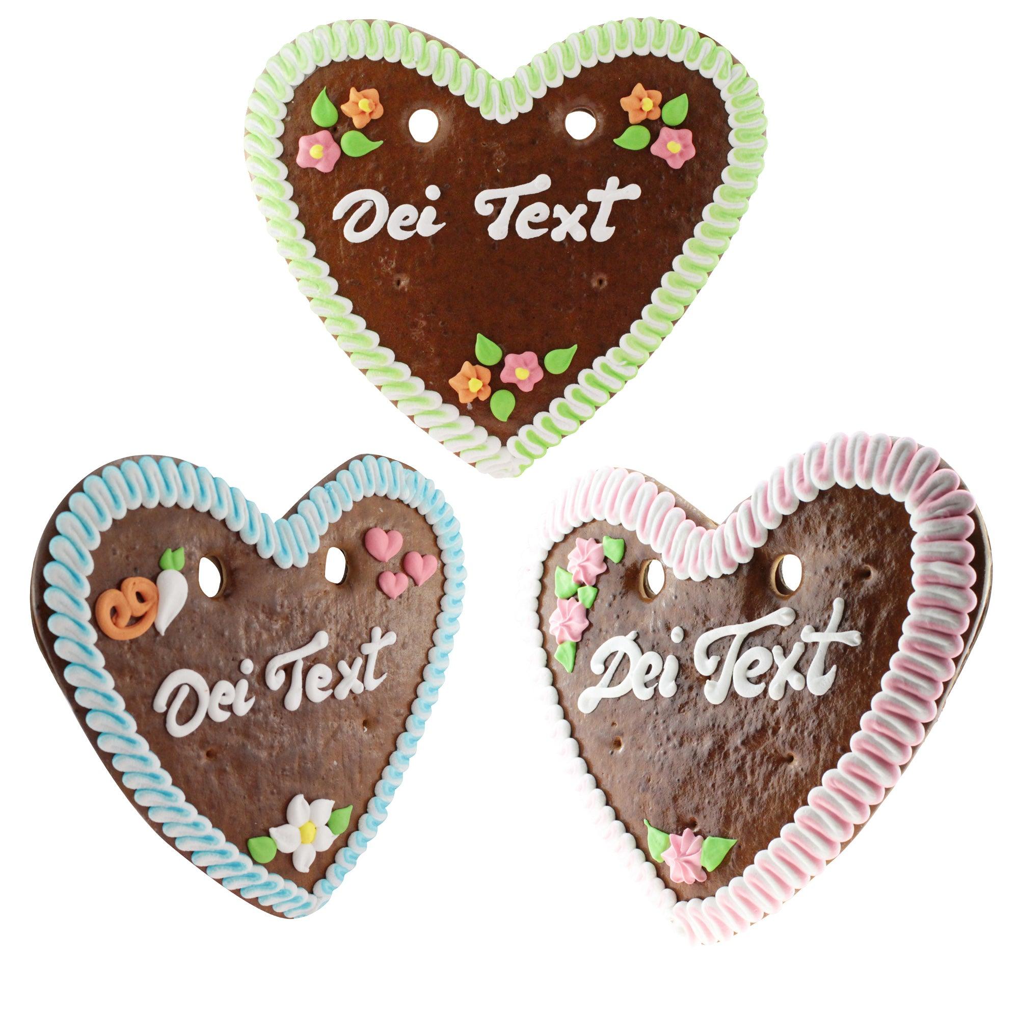 Herzförmiges Lebkuchenherz aus braunem Teig mit weiß-blauem Rand und individuellem Schriftzug aus Zuckerguss.