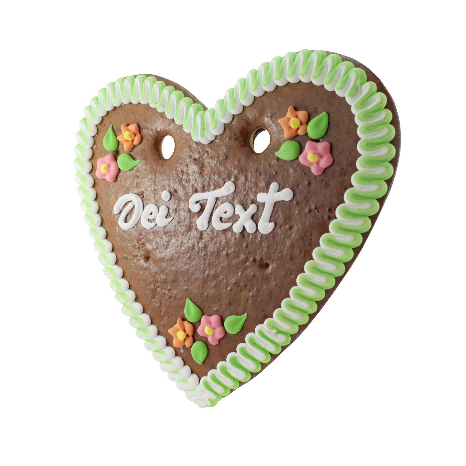 Braunes Lebkuchenherz mit weiß-blauer Zuckerschrift, rot-weißer Umrandung und individuellem Text, 32 × 28 cm.