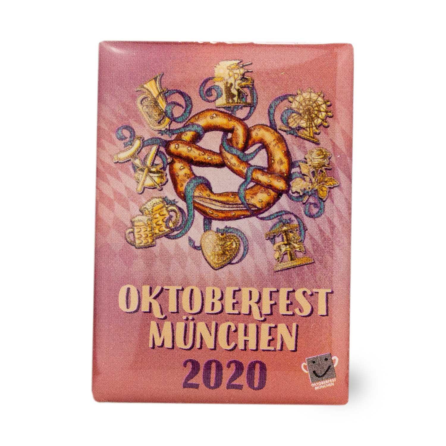 Rechteckiger Oktoberfest-Pin 2020 mit Herz-Motiv, blau-weißem Rautenmuster und rotem Schriftzug, ca. 2,5 × 4 cm.