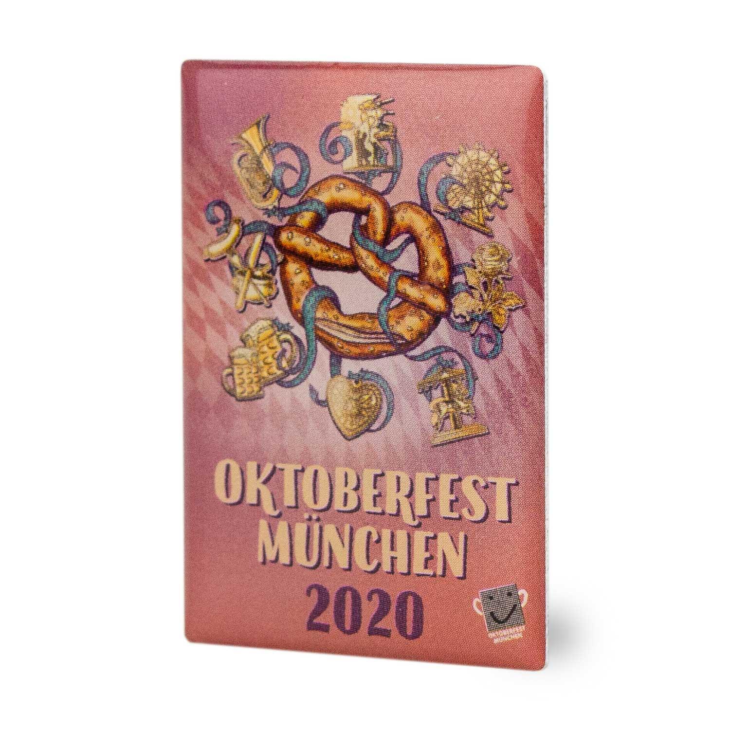 Metallischer Ansteckpin in Herzform mit blau-weißem Rautenmuster, Oktoberfest 2020-Schriftzug, ca. 2,5 x 4 cm.