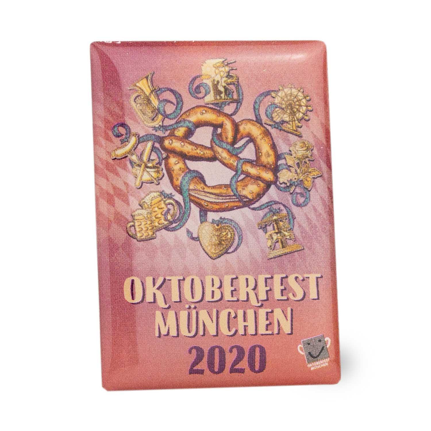 Ovaler Metall-Pin mit buntem Oktoberfest-Motiv 2020, geprägtem Schriftzug und Herzdesign, ca. 2,5 × 4 cm.