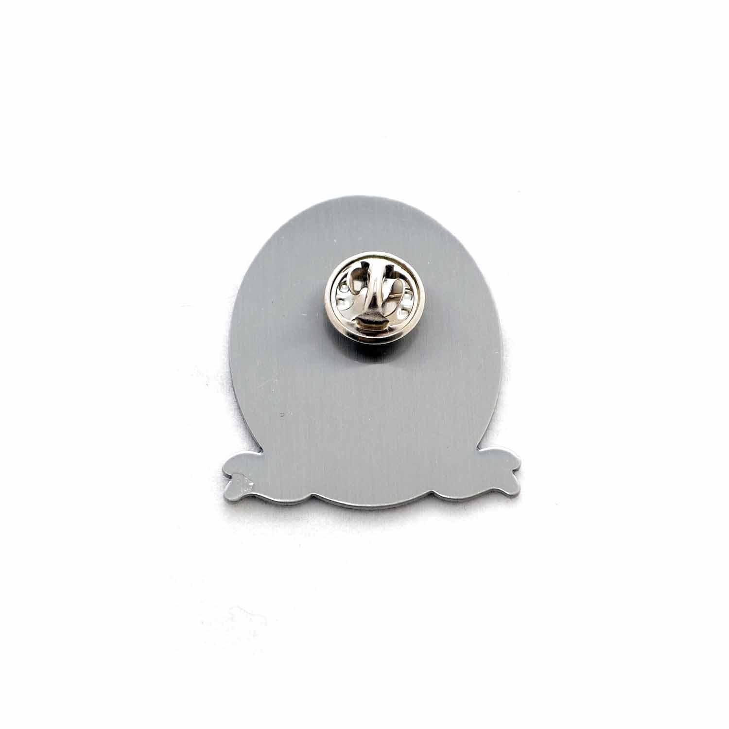 Goldfarbener Metall-Pin in Spatenform mit rotem Emblem, weißem Schriftzug „Spaten Bräu“ und schwarzer Umrandung, ca. 30 x 40 mm.