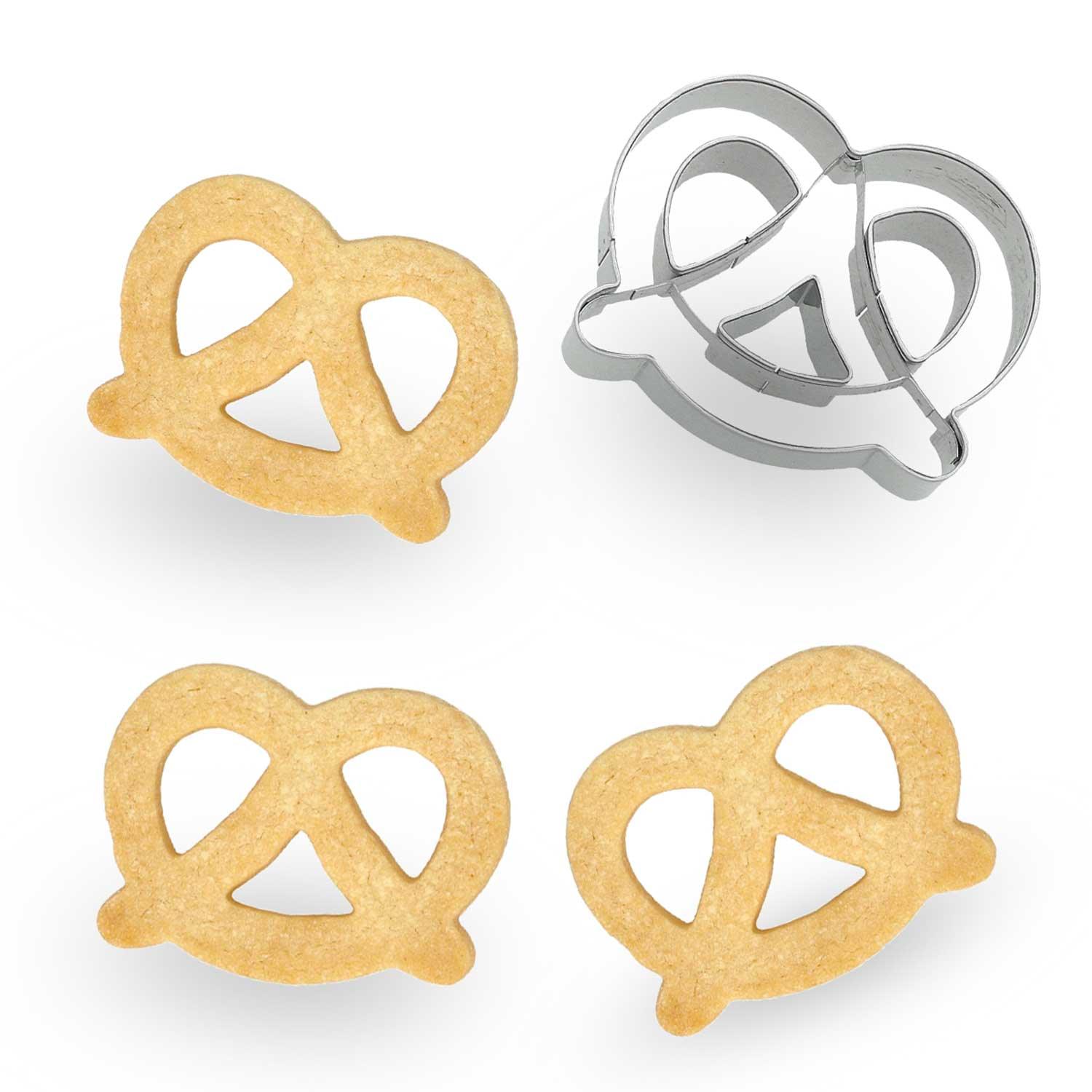 Ausstechform in Brezn-Form aus silberfarbenem, rostfreiem Edelstahl mit glatter Oberfläche, ca. 6 cm groß.