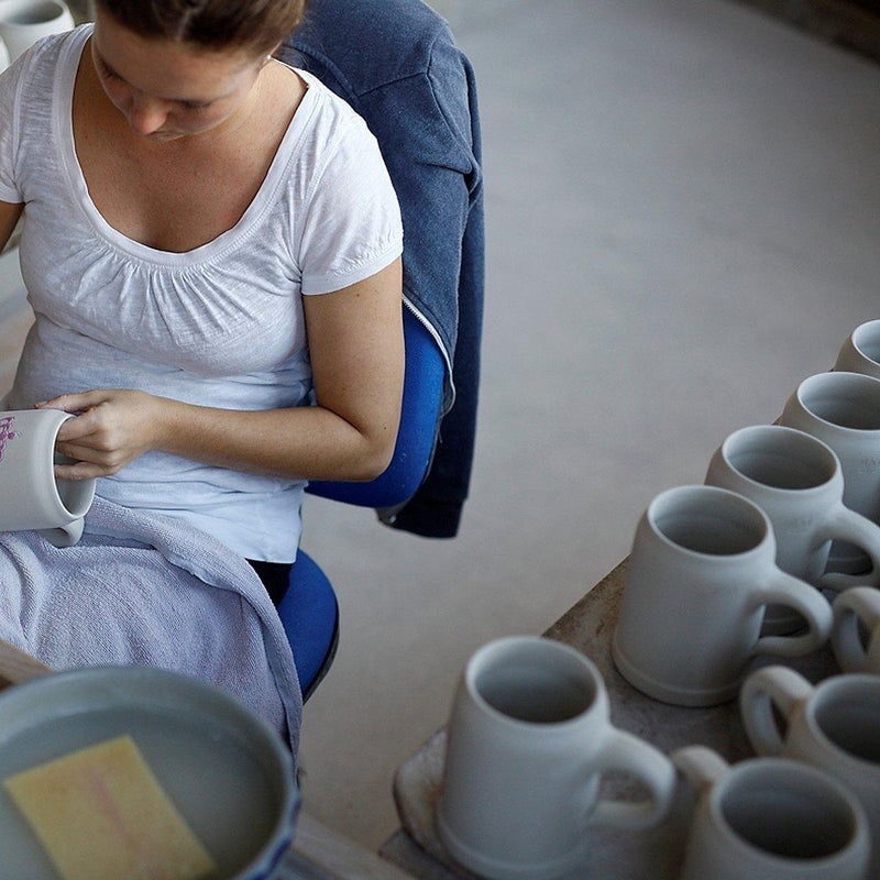 Personalisierter Bierkrug aus Steinzeug mit Zinndeckel, Salzglasur, Gravur „Freistaat Bayern“, 0,5 Liter.
