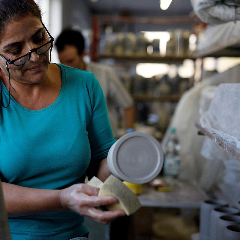 Personalisierbarer Bierkrug aus Steinzeug mit Zinndeckel und Schriftzug „Freistaat Bayern“, handbemalt in Blau.