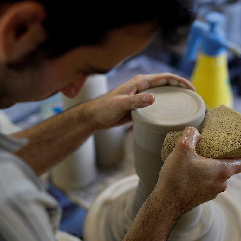 Personalisierbarer Bierkrug aus Steinzeug mit Zinndeckel, blauer Gravur „Freistaat Bayern“, Salzglasur, 0,5 l.