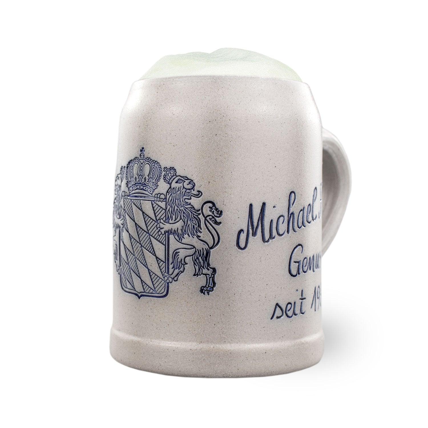 Traditioneller Bierkrug aus salzglasiertem Steinzeug mit blauer Wunschgravur und geschwungenem Henkel, 0,5 Liter.