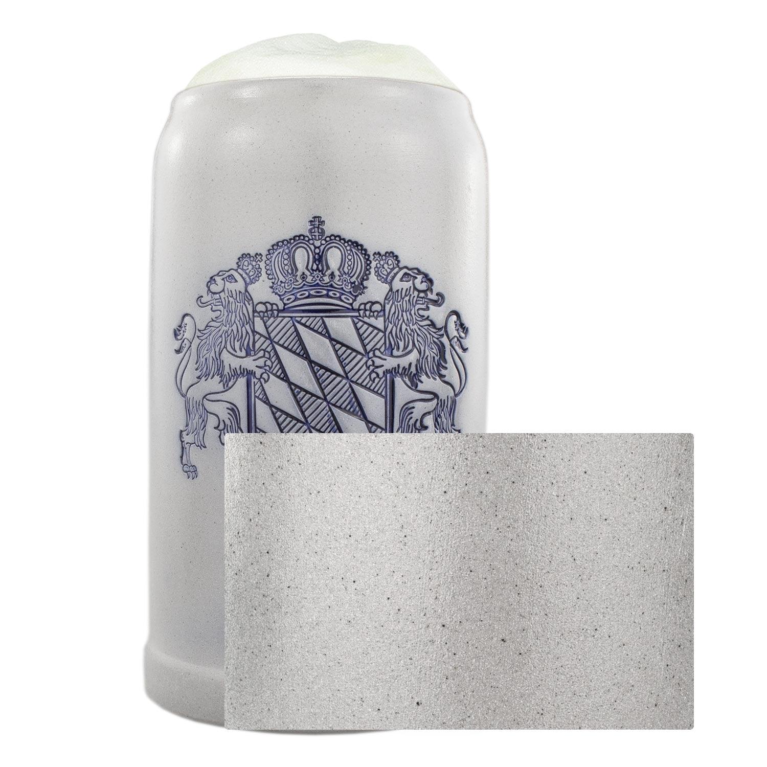 Grauer Steinkrug mit traditioneller Salzglasur, blauer Gravur mit Bayern-Wappen und personalisierbarem Schriftzug.