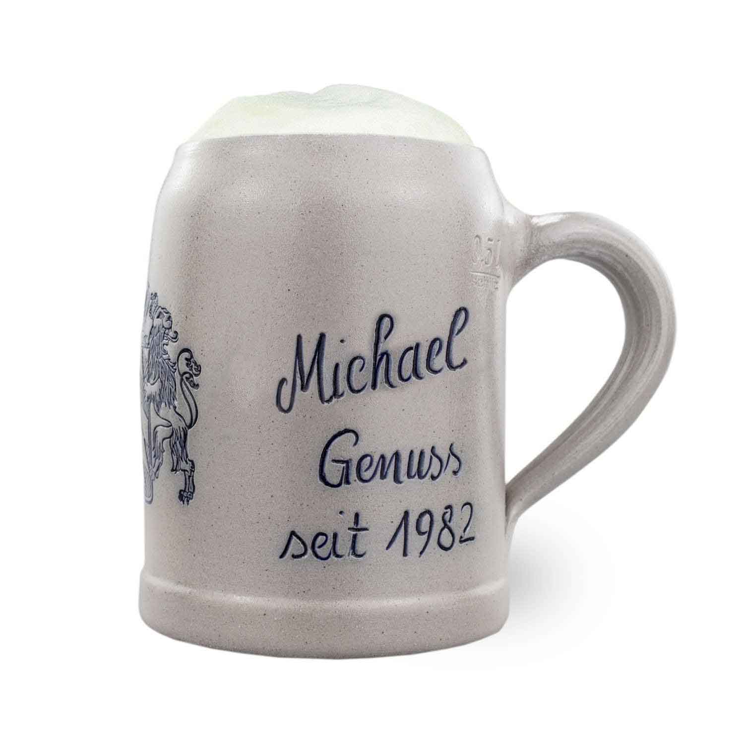 Handgefertigter, graublauer Steinkrug mit Salzglasur, Gravurfeld und blauer Wunschgravur, Inhalt 0,5 Liter.