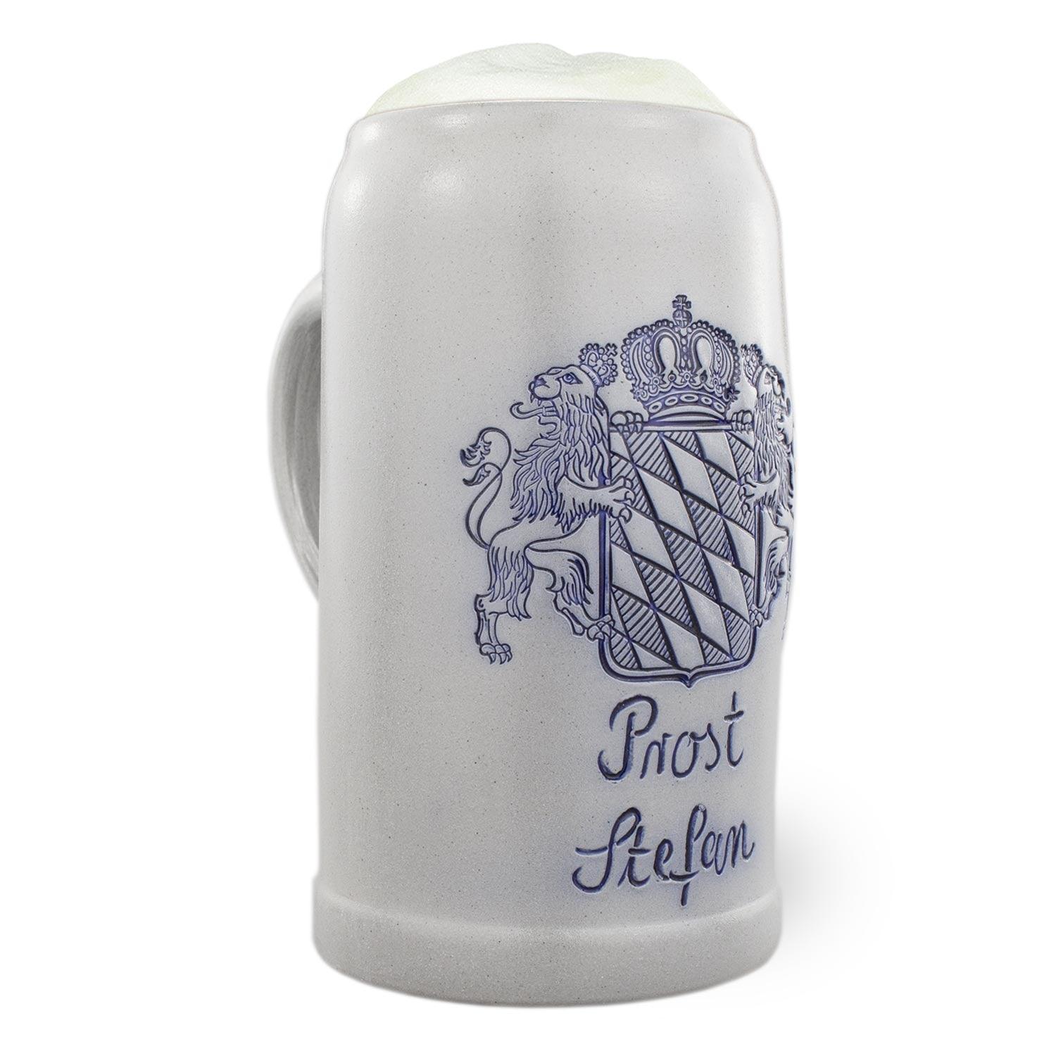 Großer, grau-blauer Steinkrug mit Salzglasur, Henkel und blauer Gravur in traditioneller Rautenoptik.