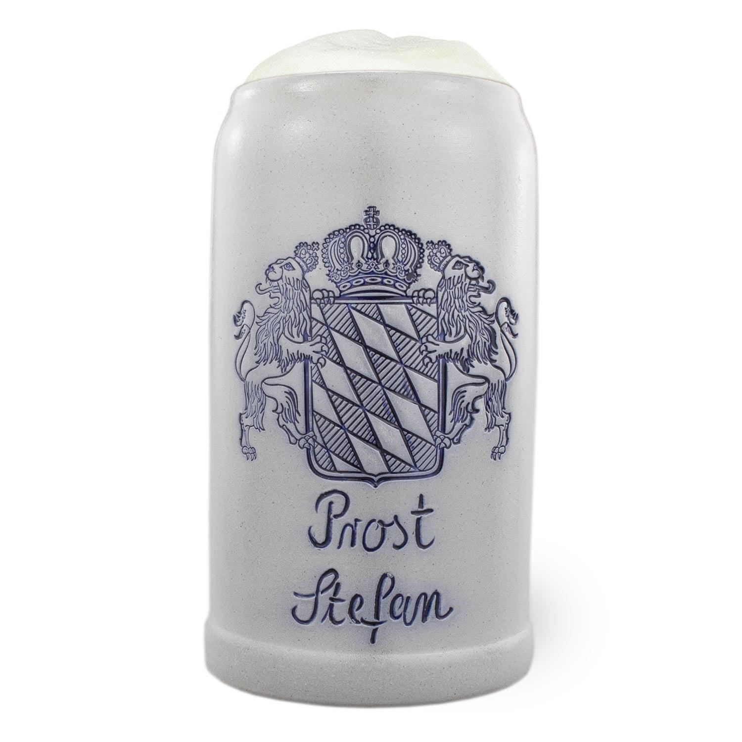 Traditioneller Bierkrug aus salzglasiertem Steinzeug mit blauer Wunschgravur und bayerischem Wappenmotiv.