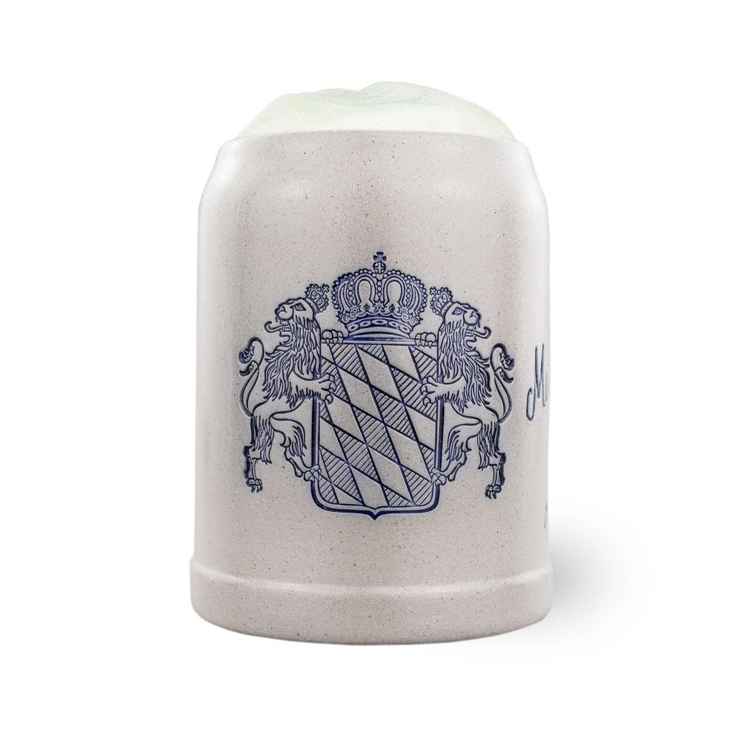 Hellgrauer Steinkrug mit dunkelblauer Schriftgravur „Bayern“, geschwungener Form und glatter Salzglasur-Oberfläche.