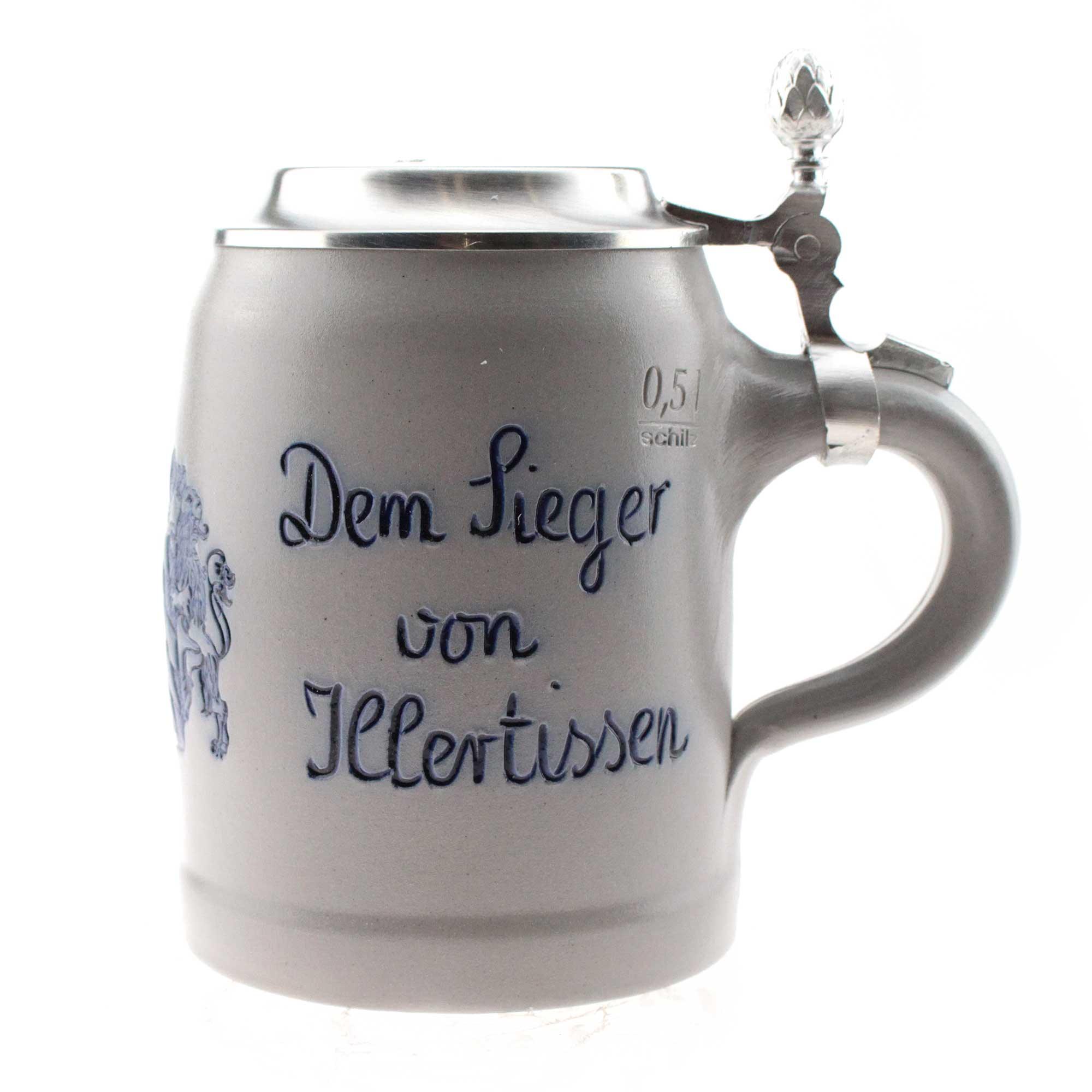 Grauer Bierkrug aus Steinzeug mit Zinndeckel, Blauer Schriftzug „Bayern“, handgearbeitet mit Salzglasur, 0,5 l.