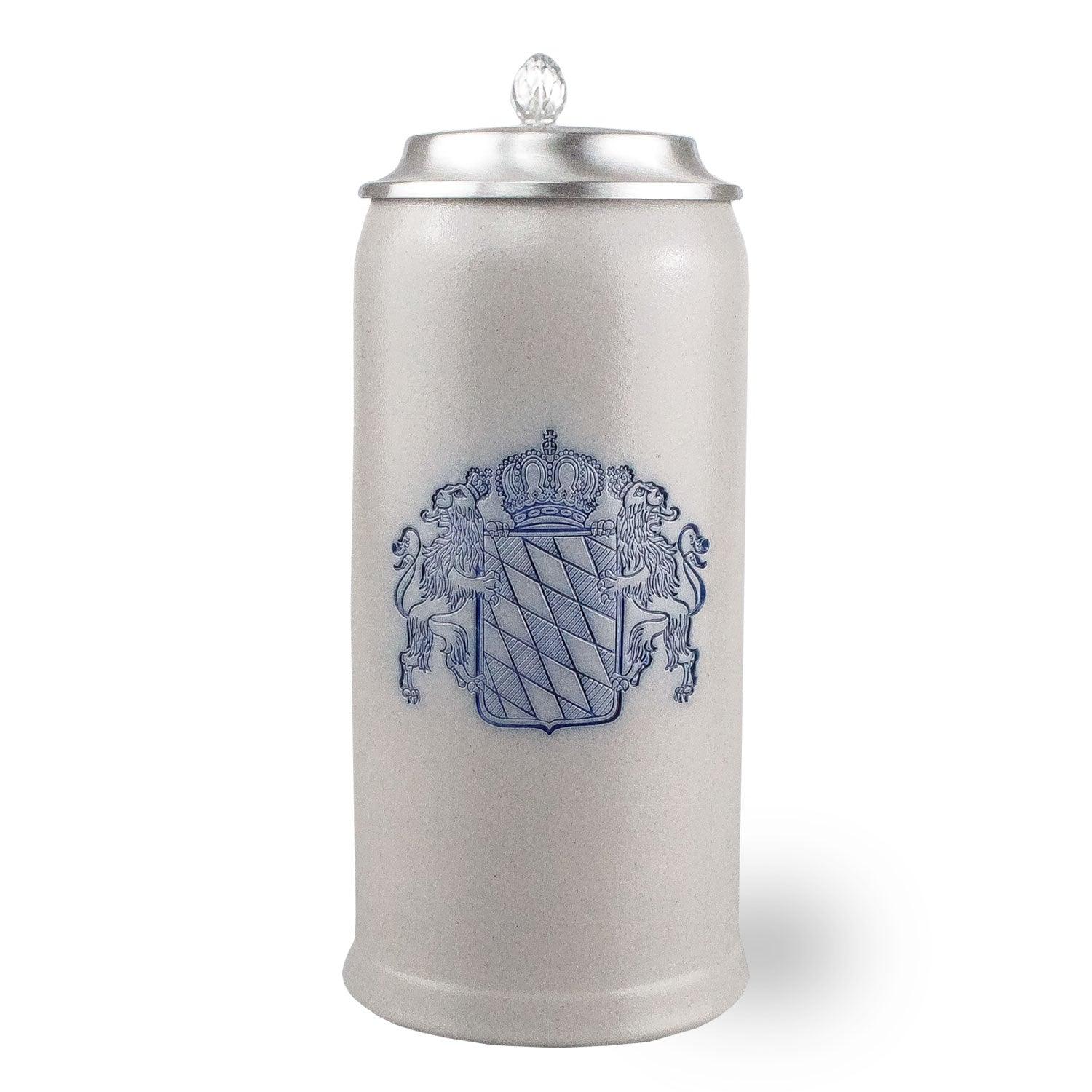 Schlanker Bierkrug aus Steinzeug mit Zinndeckel, Bayernwappen, blauer Bordüre und individueller Gravuroption, 0,5 l.
