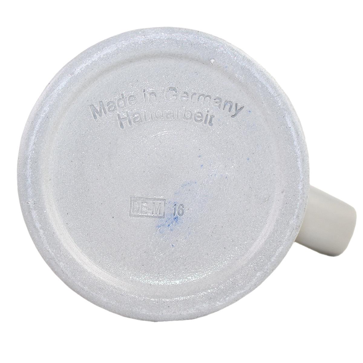 Schlanker Bierkrug aus Stein mit gravierbarem Zinndeckel, Bayernwappen und Rautenmuster, 0,5 l, grau-blau.