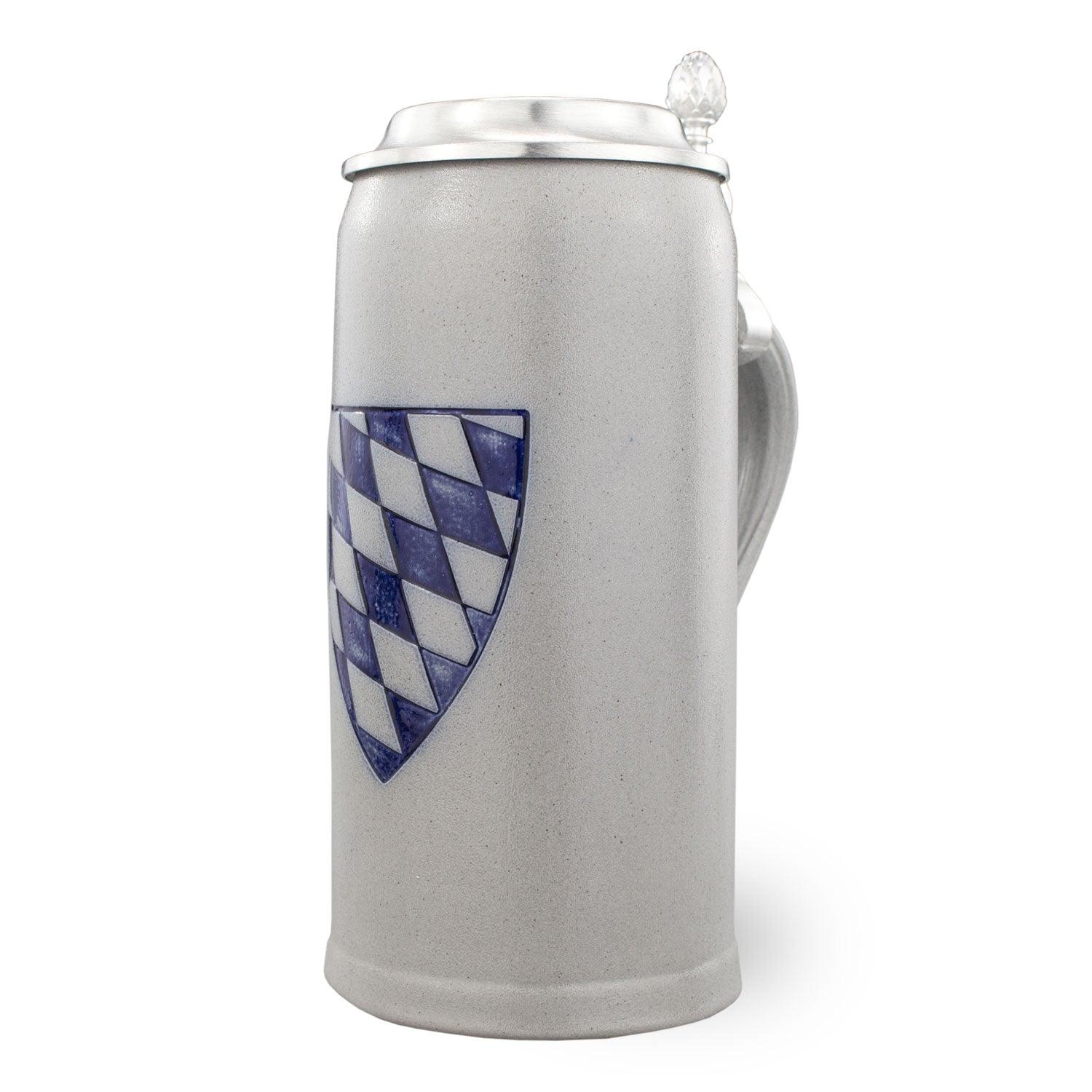 Schlanker Steinkrug mit farbigem Bayernwappen, mattierter Oberfläche und gravierbarem Zinndeckel, Fassungsvermögen 0,5 Liter.