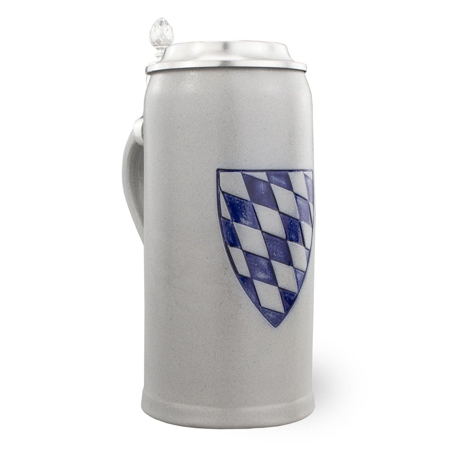 Schlanker Steinkrug mit gravierbarem Zinndeckel, bayerischem Wappen und traditioneller Verzierungsstruktur, 0,5 l.
