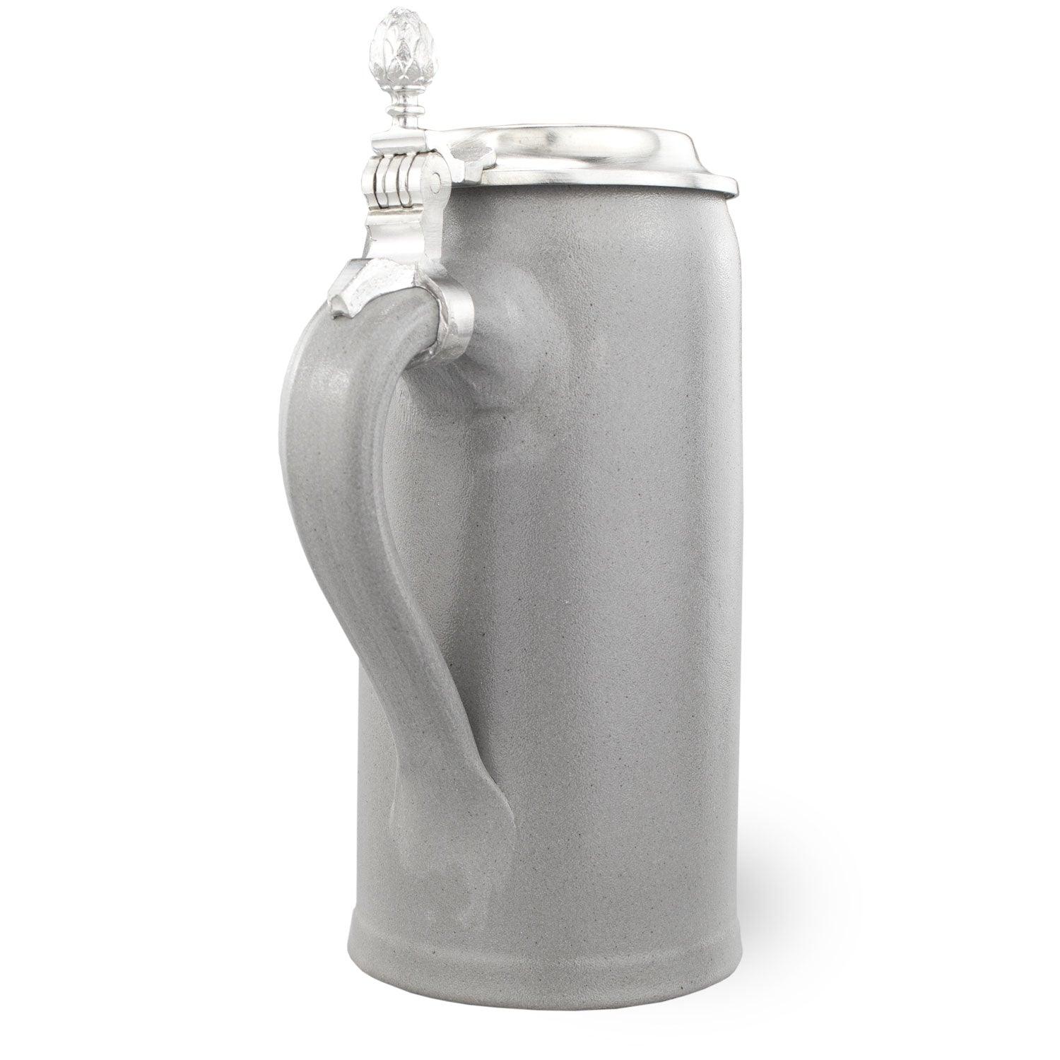 Schlanker Bierkrug aus Stein mit Zinndeckel, blau-weißem Rautenmuster und Bayernwappen, Volumen 0,5 l.