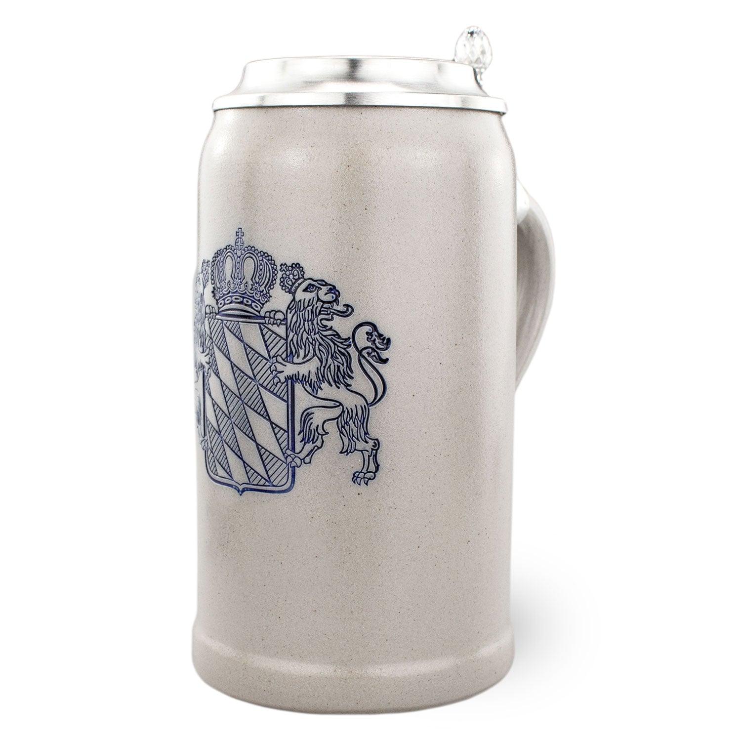 Handgefertigter Bierkrug aus Steinzeug mit aufgesetztem Zinndeckel und detailreichem Bayernwappen-Motiv, 1 Liter.
