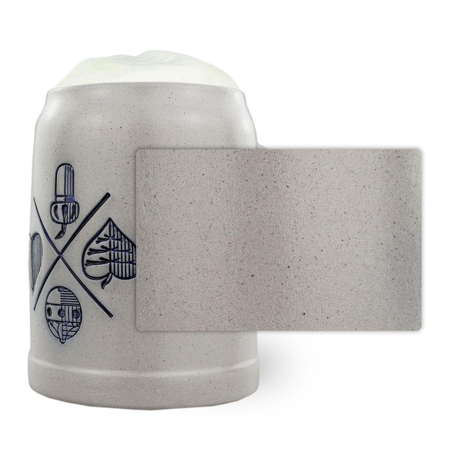 Handgefertigter Steinkrug mit individueller Gravur, bayrischem Blatt-Motiv und blauer Emaille-Schrift, 0,5 L.