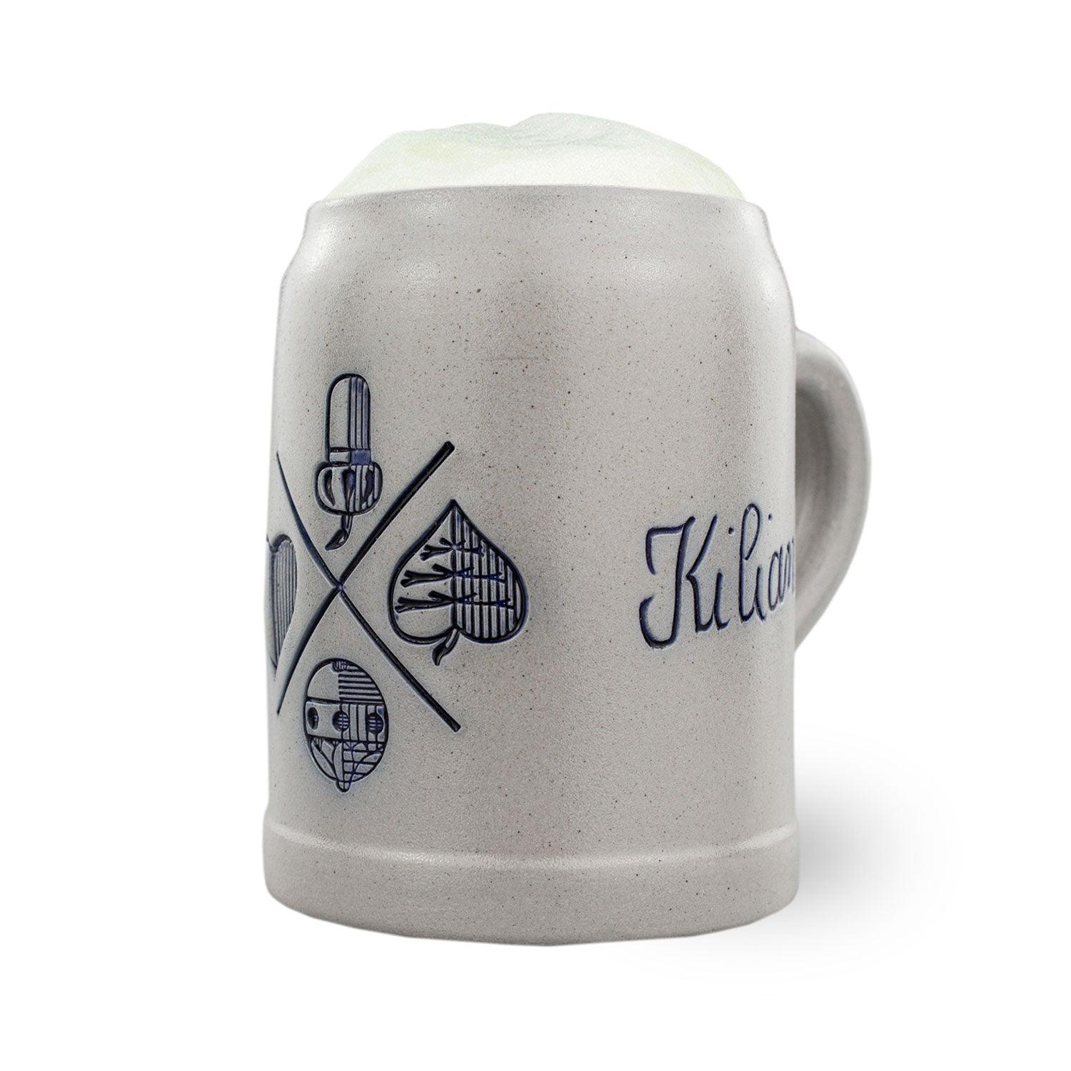 Halbliter-Bierkrug aus Steinzeug mit Salzglasur, blauem Schriftzug „Bayrisch Blatt“ und Gravurfeld.