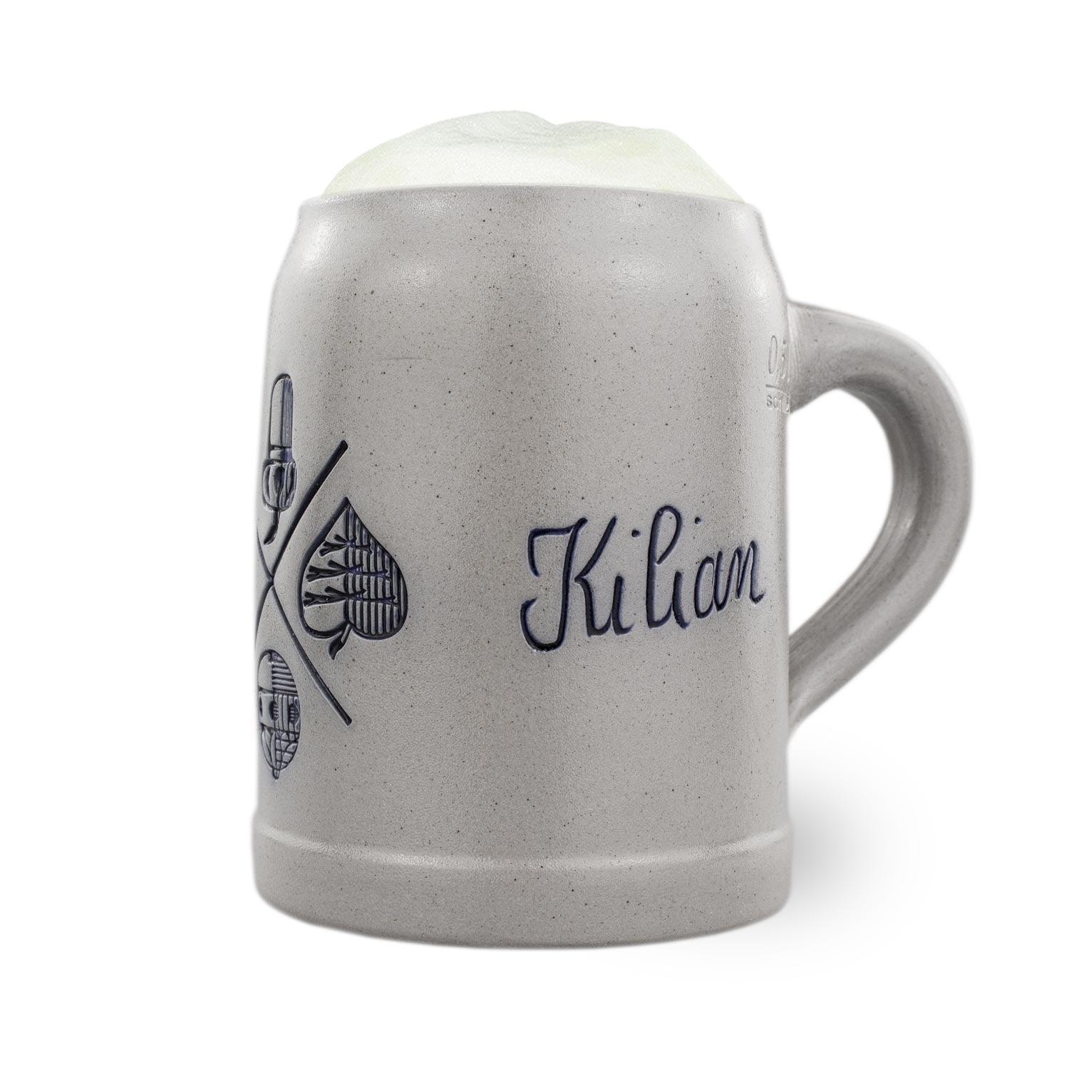 Handgefertigter Steinkrug mit individueller blauer Gravur "Bayrisch Blatt" in Salzglasur, zylindrische Form, 0,5 Liter.