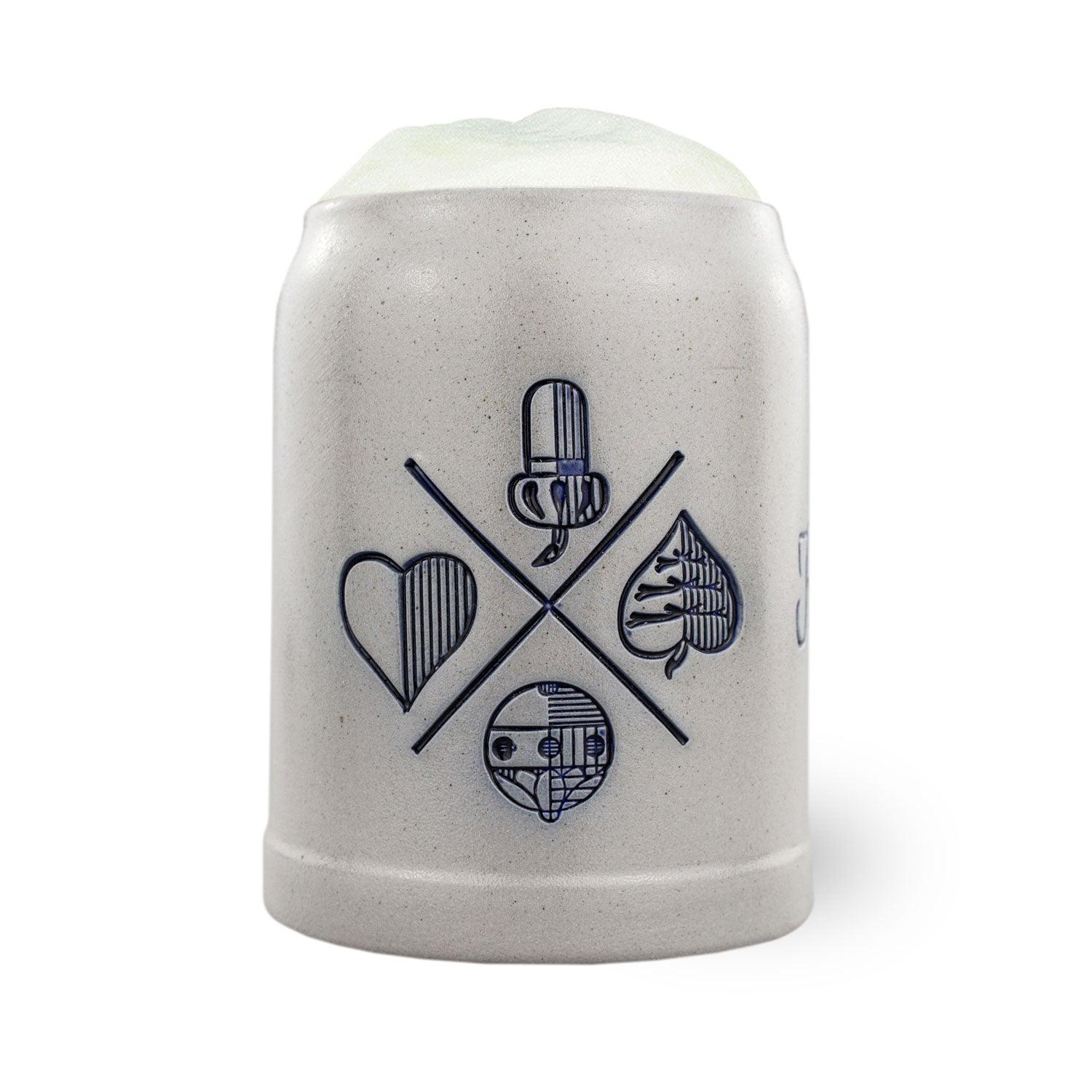 Traditioneller Bierkrug aus Steinzeug mit blauer Blattgravur und weißer Salzglasur, 0,5 Liter, personalisierbar.