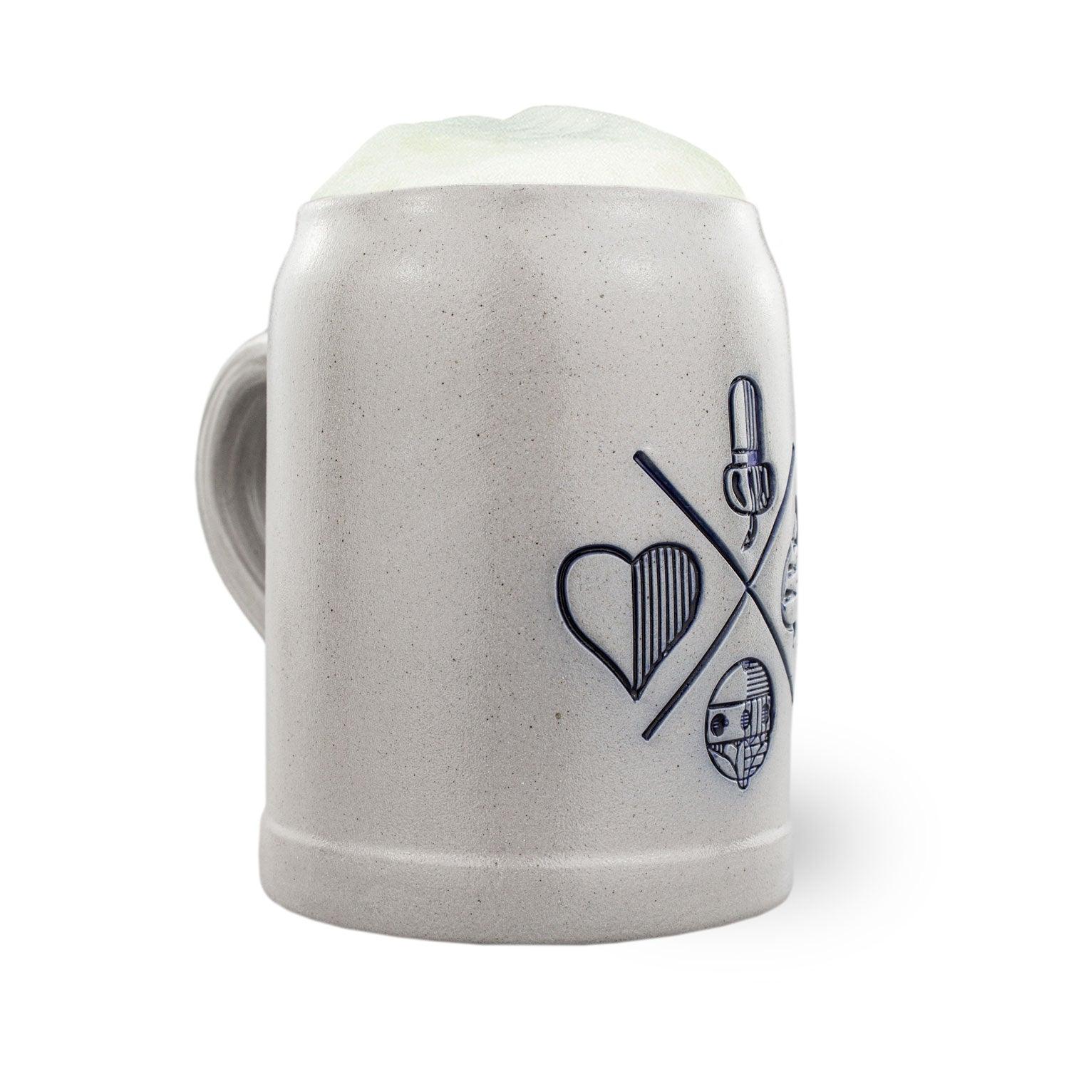 Traditioneller Bierkrug aus Steinzeug mit blauer Salzglasur, Gravur „Bayrisch Blatt“, Henkel, 0,5 Liter.