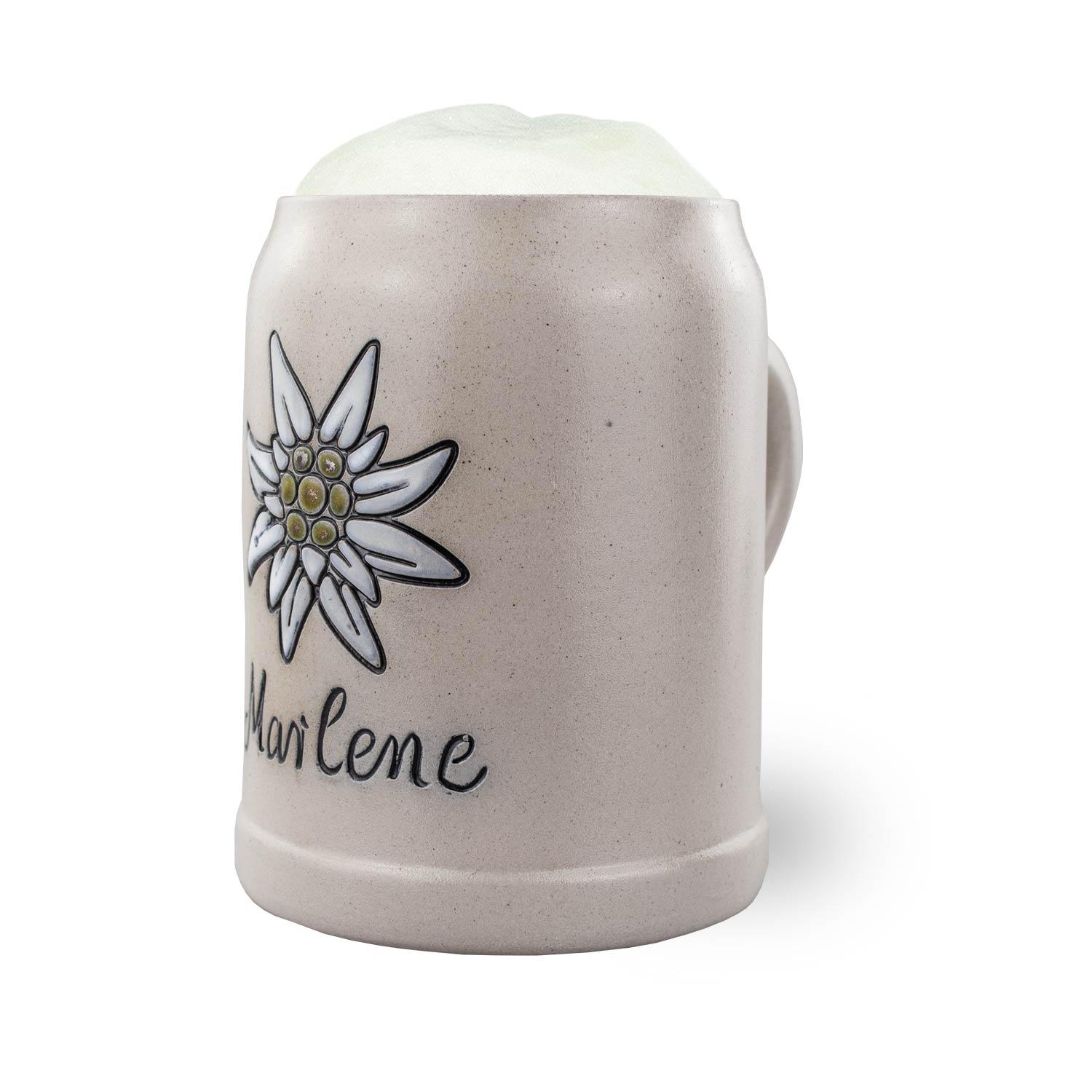 Traditioneller Bierkrug aus Steinzeug mit blauer Edelweiß-Gravur, Salzglasur und personalisierbarem Namensfeld.