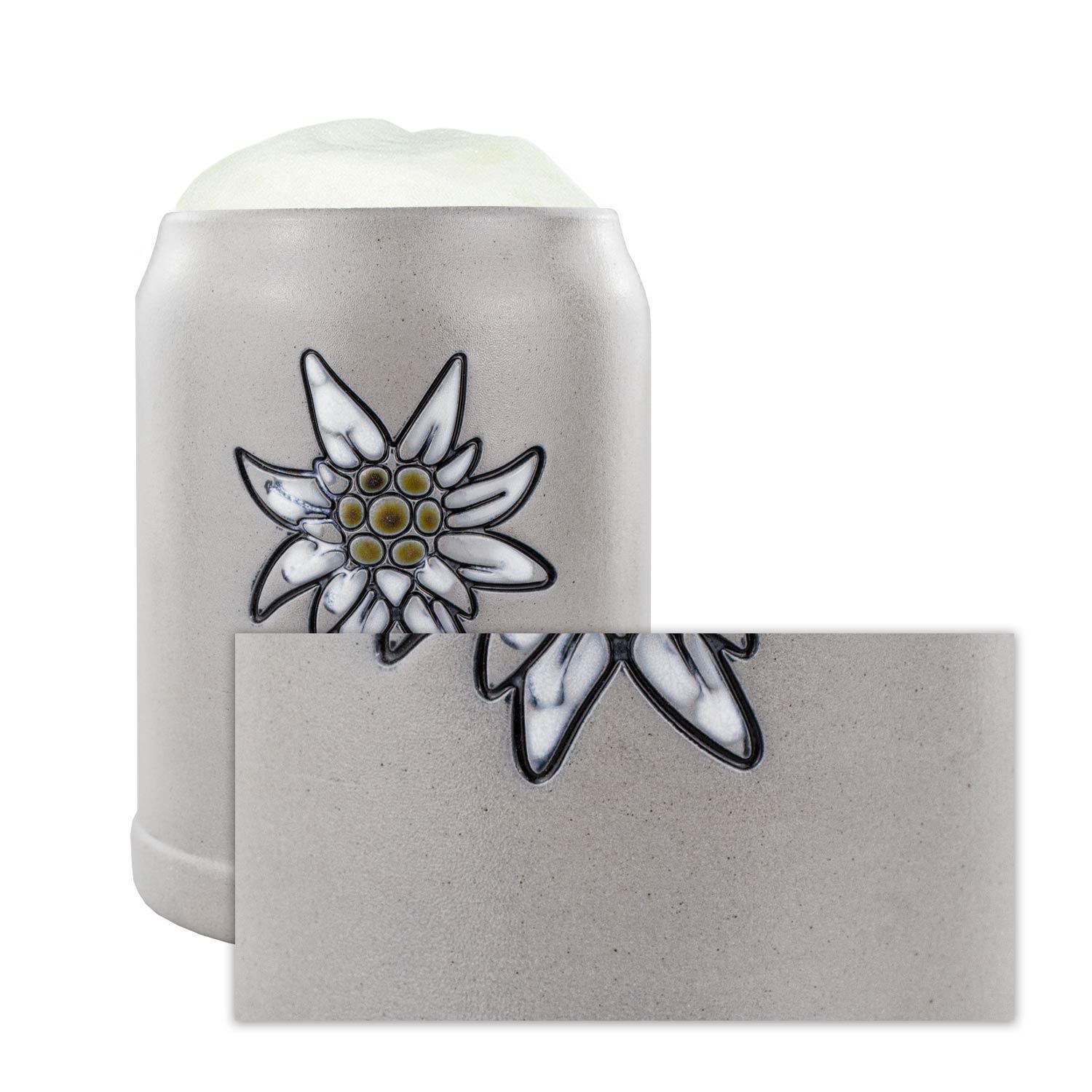 Personalisierter Bierkrug aus Steinzeug mit Edelweiß-Motiv, Salzglasur und blauer Gravurschrift, 0,5 Liter.