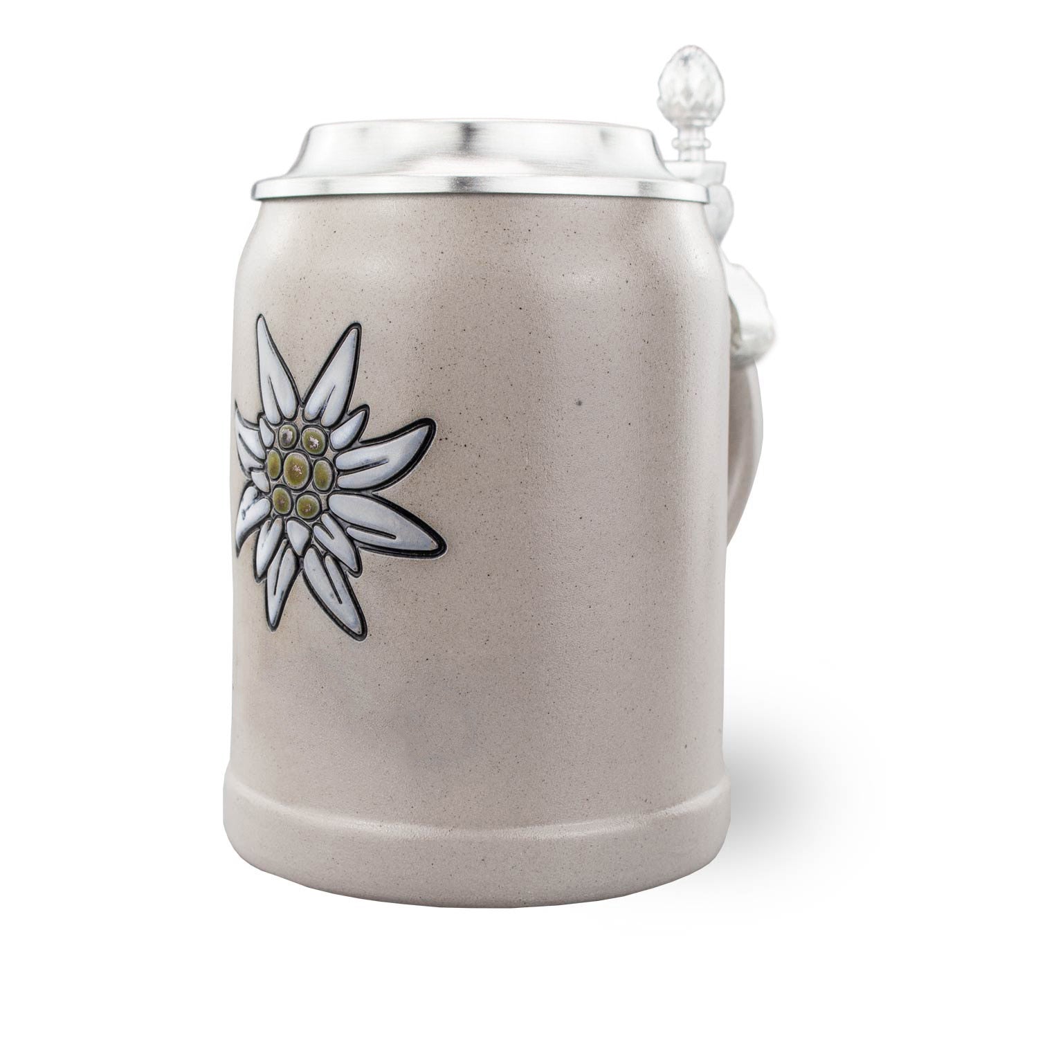 Traditioneller Bierkrug aus Stein mit Zinndeckel, Bayernwappen und Edelweiß-Motiv, Fassungsvermögen 0,5 l.