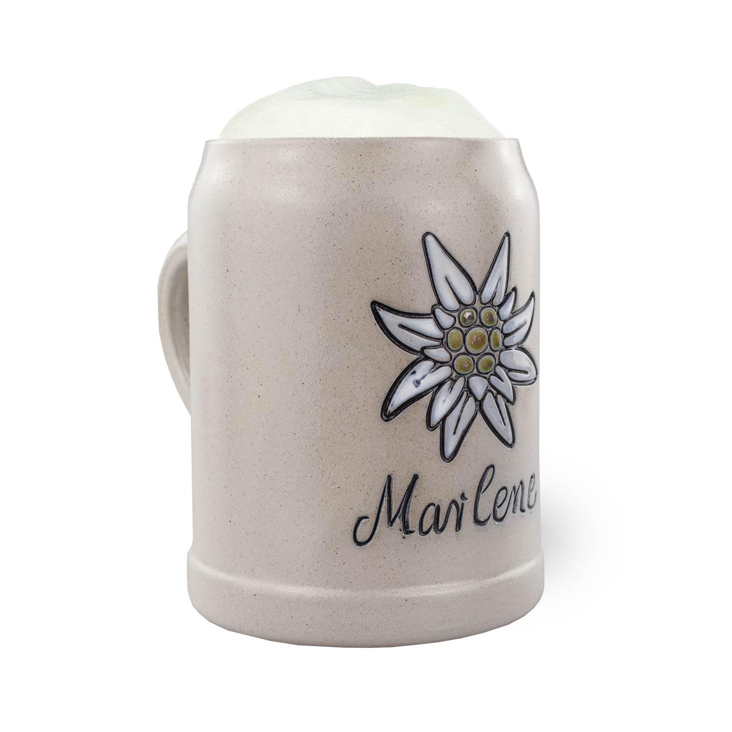 Steinzeug-Bierkrug mit Salzglasur, blauem Edelweiß-Motiv und Gravurfläche für personalisierten Schriftzug, 0,5 l.
