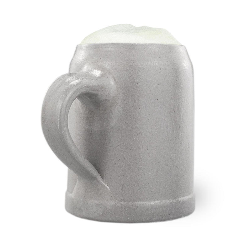 Traditioneller Bierkrug aus Steinzeug mit Edelweiß-Prägemotiv, zylindrischer Form und Schriftzug "Edelweiß", 0,5 Liter.