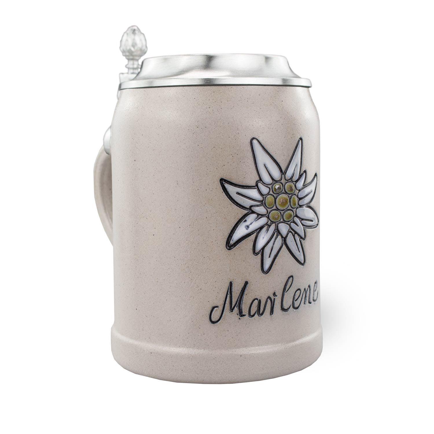 Personalisierbarer Bierkrug aus Steinzeug mit Zinndeckel, blauem Edelweiß-Motiv und individueller Gravur.