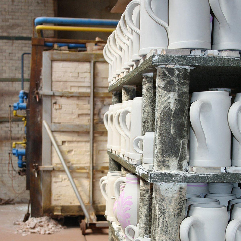 Hochwertiger Steinkrug mit Relief-Motiv und Schriftzug „Edelweiß“, traditionsgemäß gefertigt, 0,5 Liter.