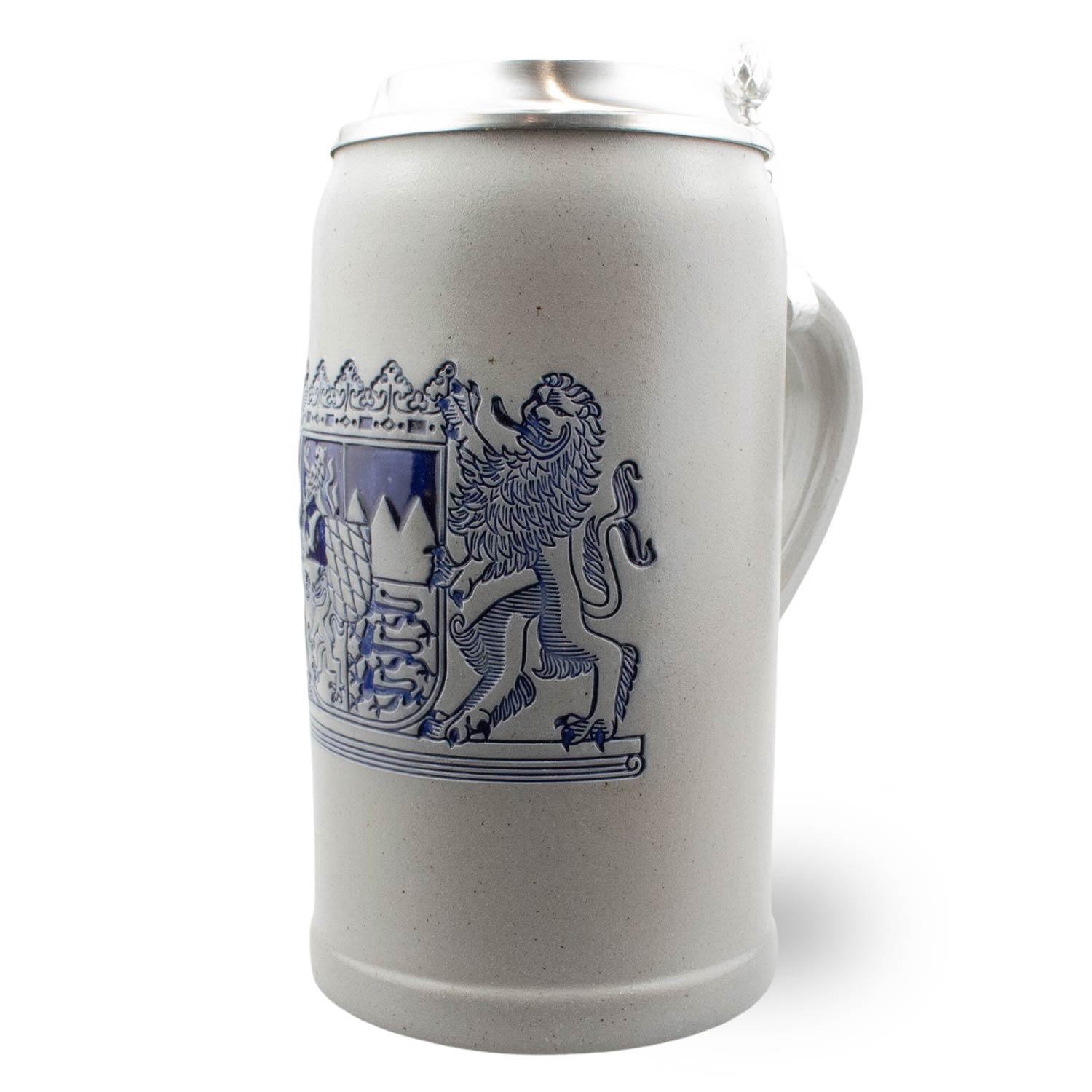Traditioneller Bierkrug aus Steinzeug mit Zinndeckel, Sichtmotiv „Freistaat Bayern“, gravierbar, 1 Liter Fassungsvermögen.