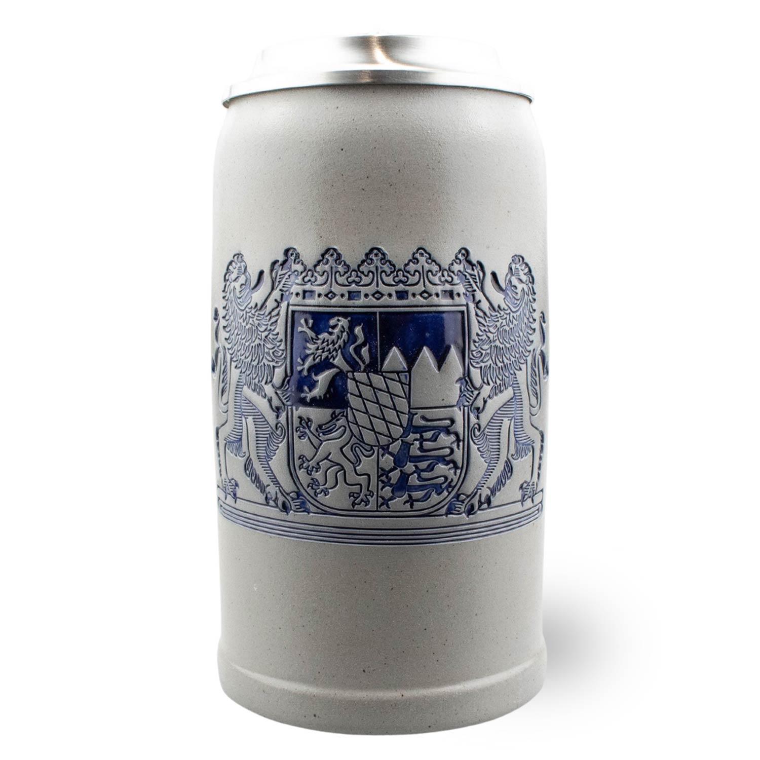 Hochwertiger Bierkrug aus Stein mit gravierbarem Zinndeckel, traditionellem Motiv und Schriftzug „Freistaat Bayern“.