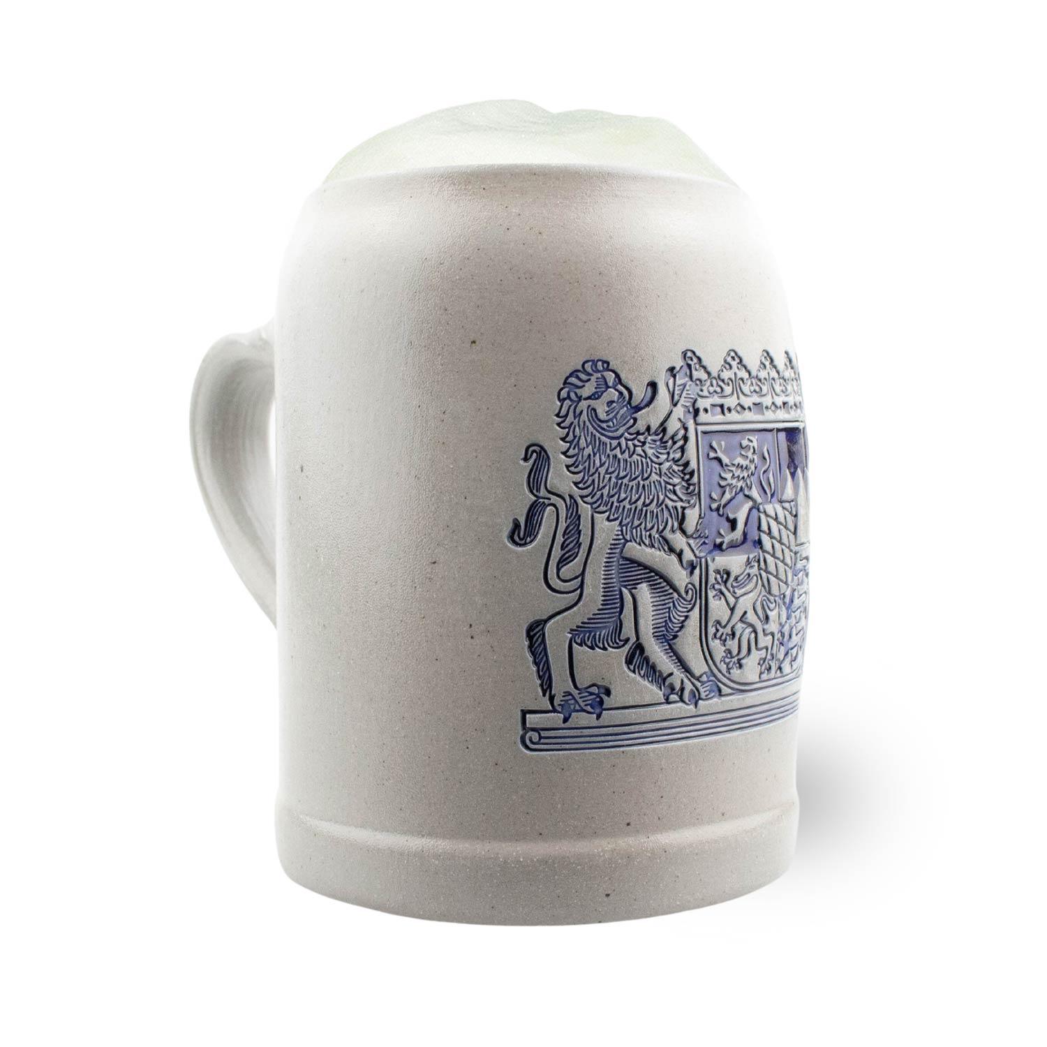 Traditionell gefertigter Steinkrug mit bayerischem Wappen-Prägemotiv und Schriftzug "Freistaat Bayern", 0,5 Liter.