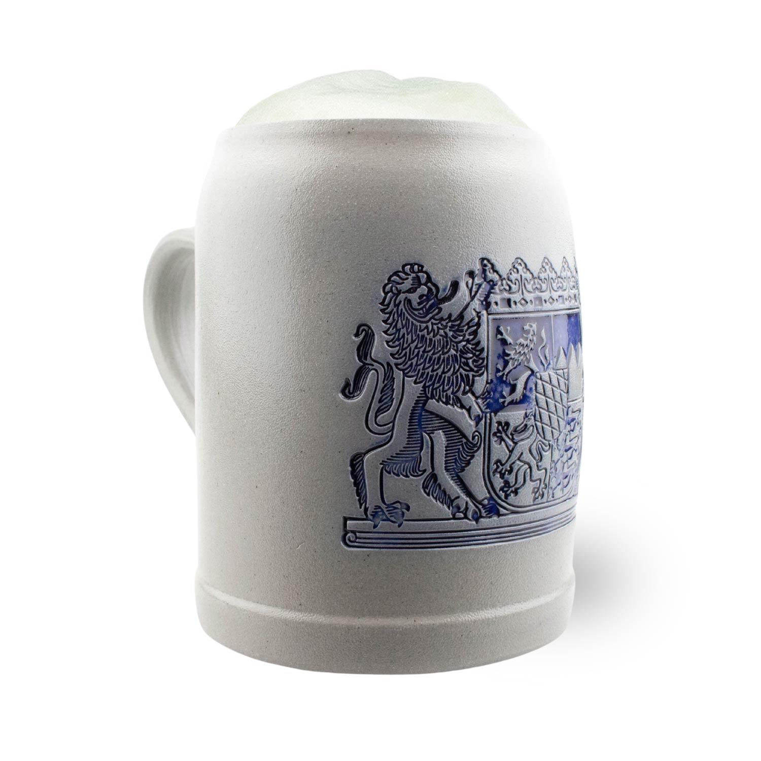 Personalisierbarer Bierkrug aus Steinzeug mit Salzglasur, blauem „Freistaat Bayern“-Schriftzug, 0,5 Liter.