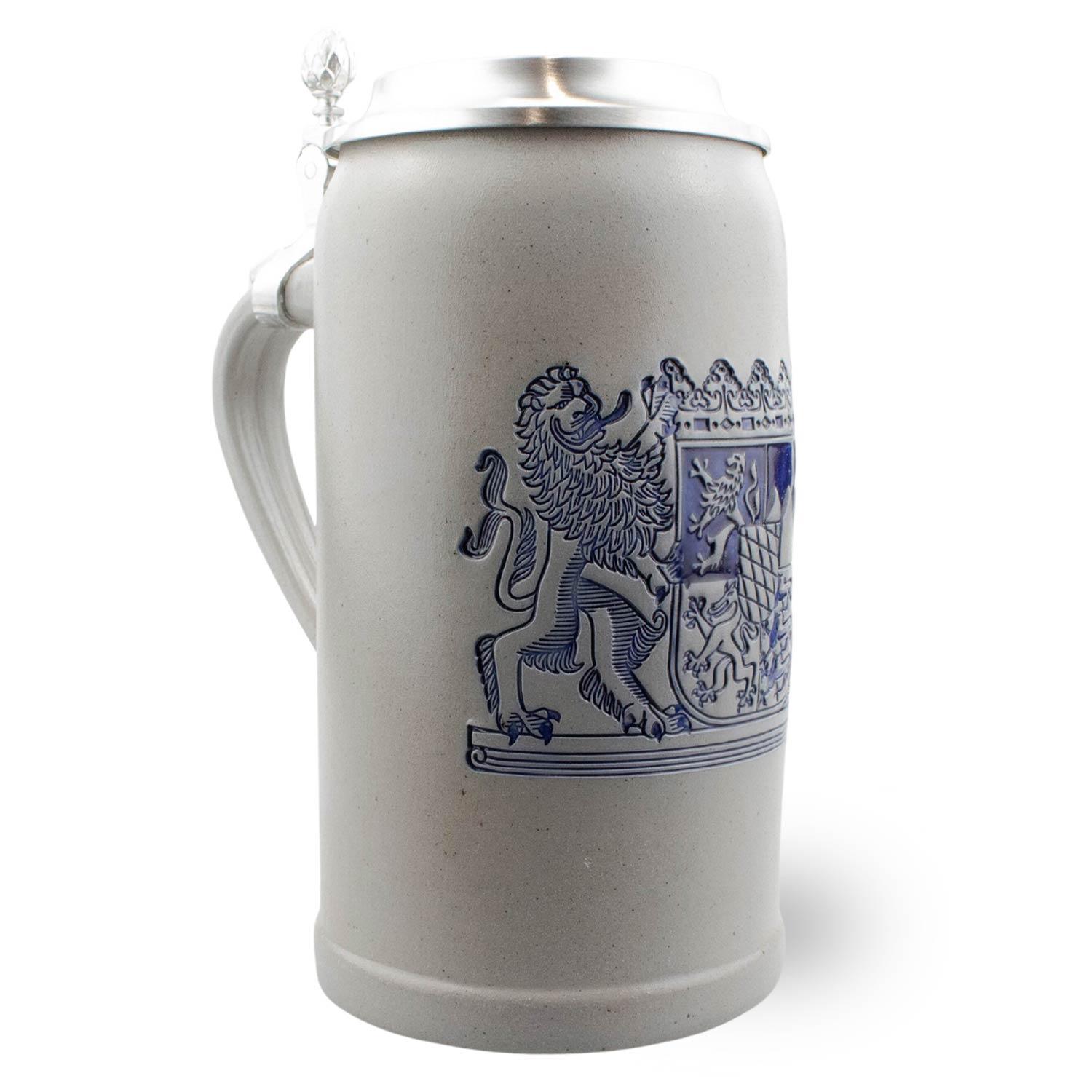 Traditioneller Bierkrug aus Stein mit gravierbarem Zinndeckel, geprägtem Motiv und bayerischem Schriftzug.