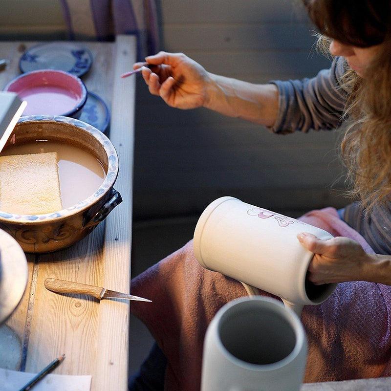 Traditioneller Bierkrug aus Steinzeug mit Zinndeckel, blauer Gravur „Freistaat Bayern“, 1 Liter, salzglasiert.