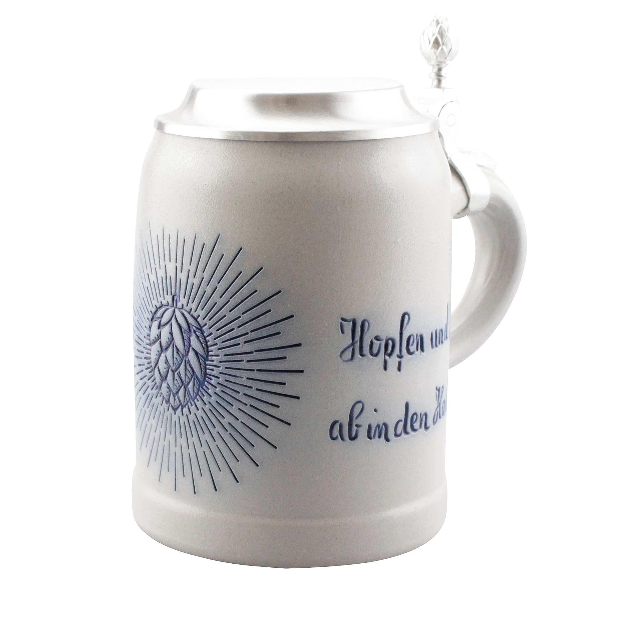 Personalisierbarer Steinkrug mit Zinndeckel, blauer „Holy Hopfen“-Schriftzug, Salzglasur, 0,5 l.