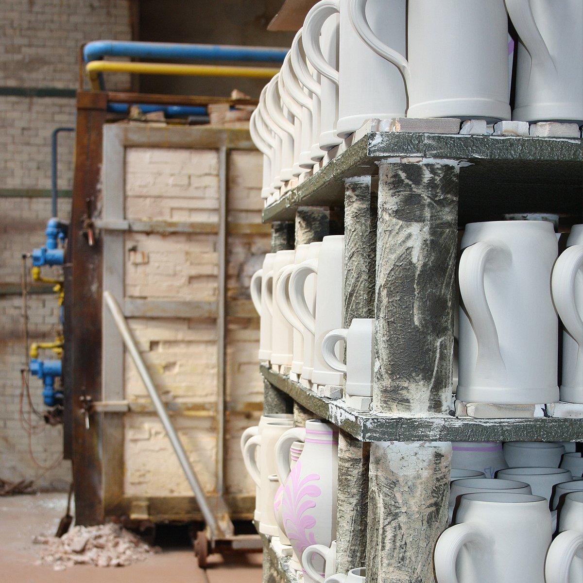 Hellgrauer Steinkrug mit Salzglasur, blauen Emaille-Schriftzug „Holy Hopfen“ und individueller Gravur.