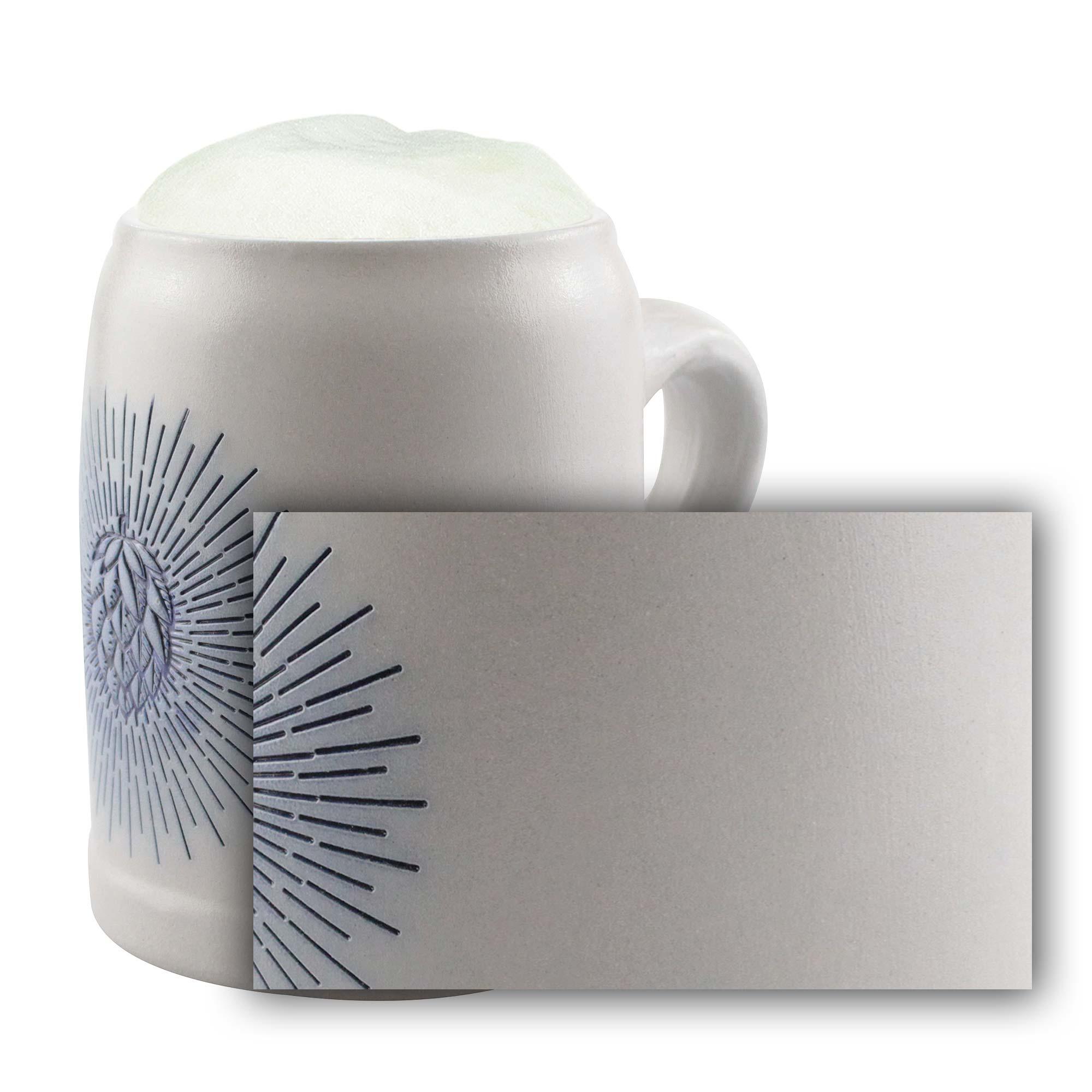 Halbglasierter Bierkrug aus Steingut mit Salzglasur, blauer Gravur „Holy Hopfen“ und klassischer Zylinderform.