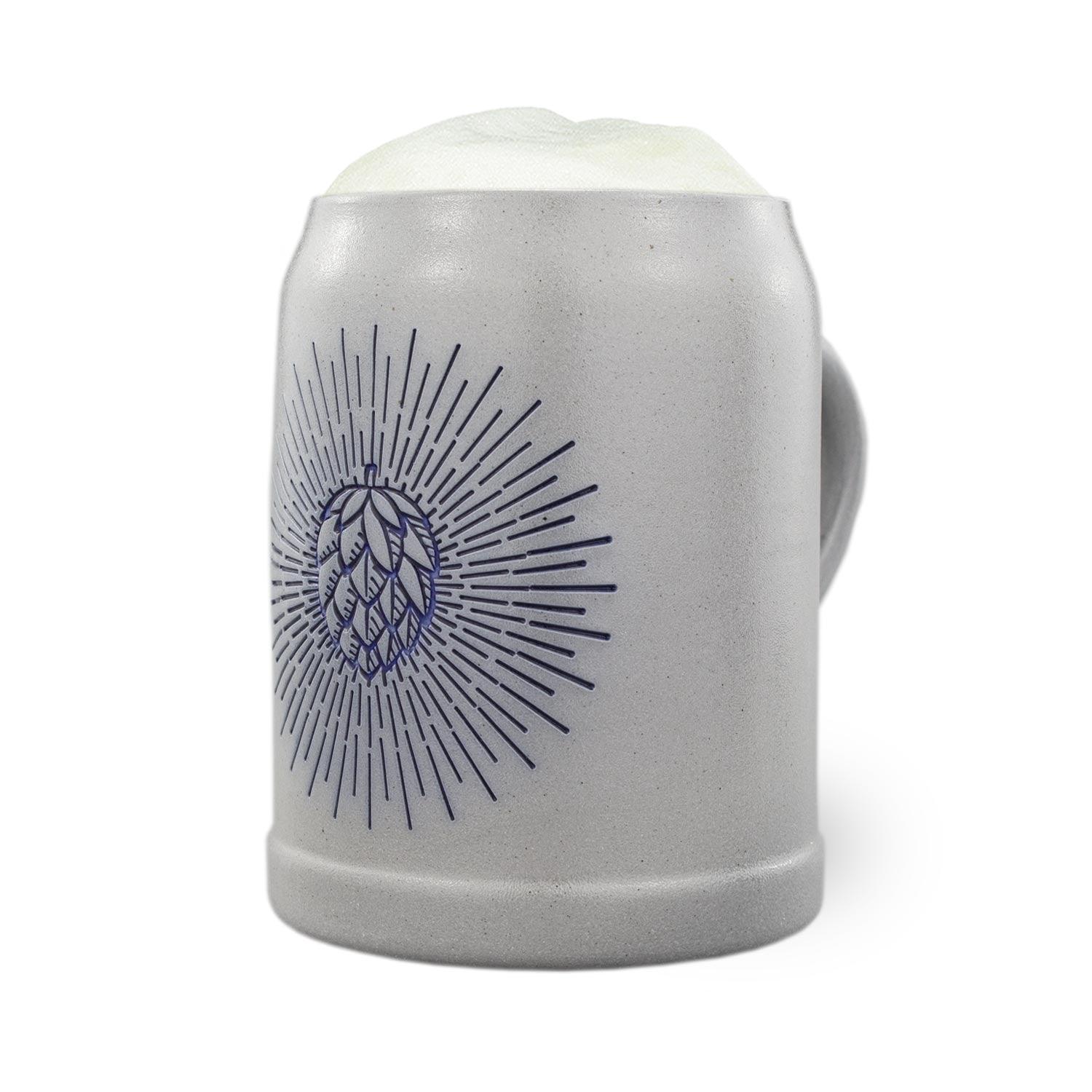Traditioneller Steinkrug mit geprägtem „Holy Hopfen“-Motiv, zylindrischer Form und matter Oberfläche, 0,5 Liter.