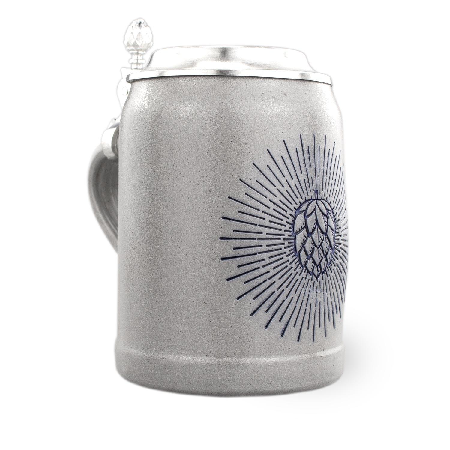 Traditioneller Bierkrug aus Steinzeug mit gravierbarem Zinndeckel und sichtbarem Bayernwappen, 0,5 Liter.