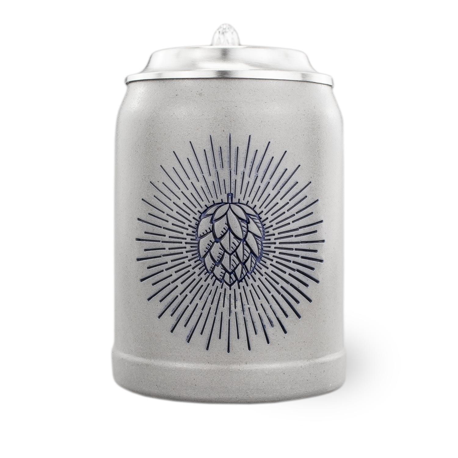 Traditioneller Bierkrug aus Steinzeug mit Zinndeckel, Bayernwappen und Gravurfläche, Füllmenge 0,5 Liter.