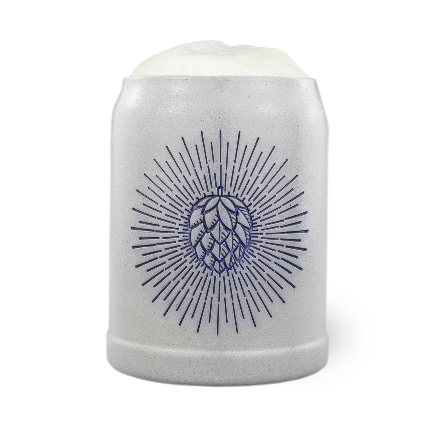 Traditioneller Steinkrug mit geprägtem "Holy Hopfen"-Motiv, zylindrischer Form und Henkel, Fassungsvermögen 0,5 L.