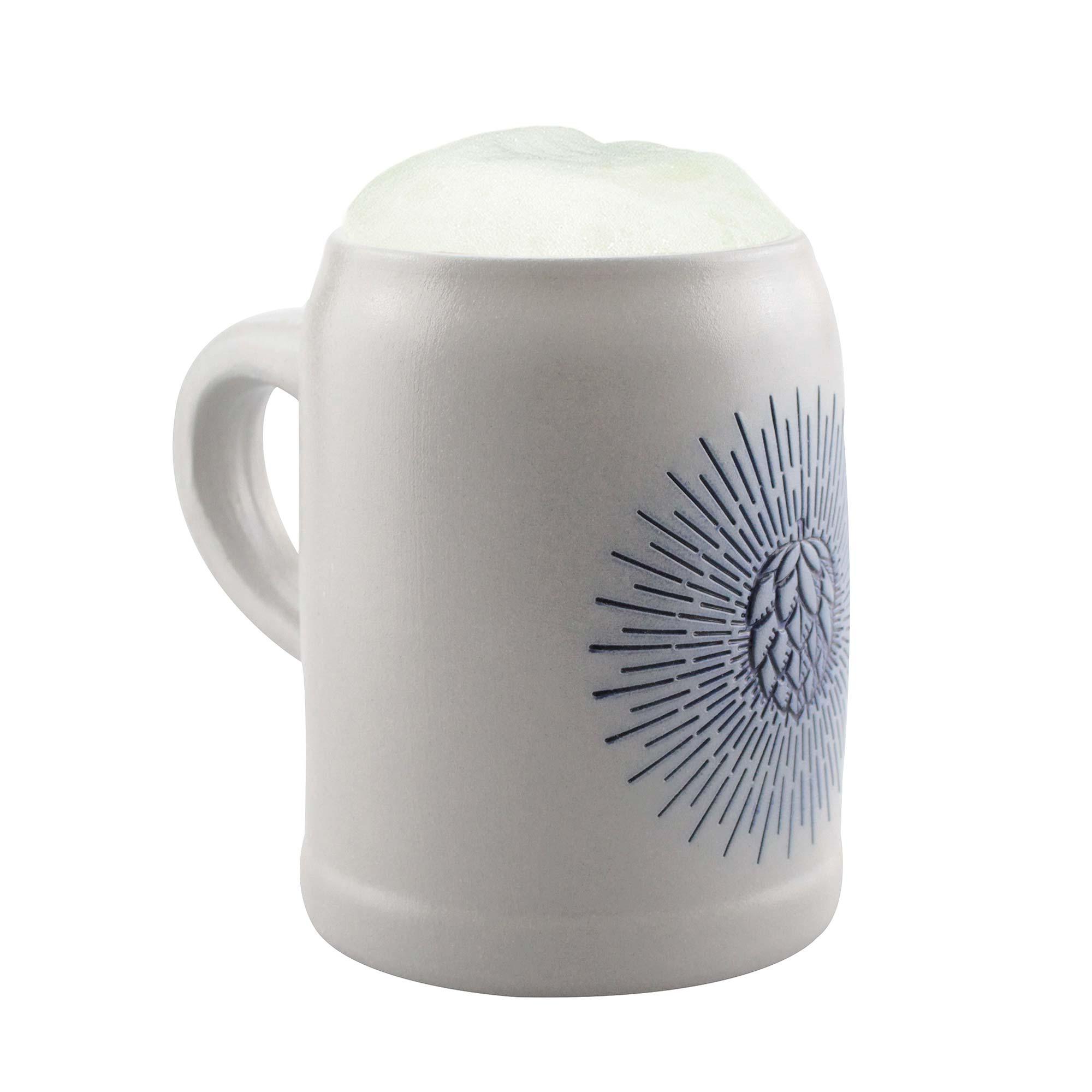 Halbhoher, hellgrauer Steinkrug mit dunkelblauer Gravur „Holy Hopfen“ und bauchiger Form mit Henkel, 0,5 Liter.