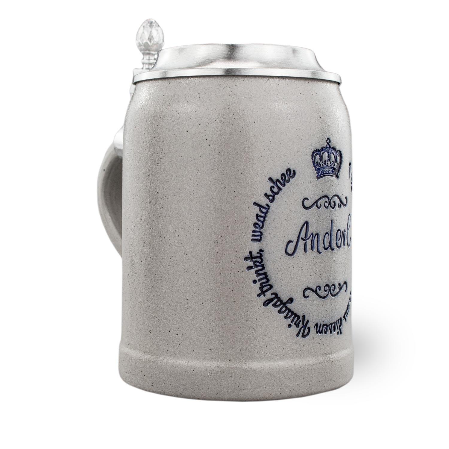 Personalisierbarer Bierkrug aus Steinzeug mit Zinndeckel, blauer Gravur „I bin da Beweis“, salzglasiert, 0,5 l.